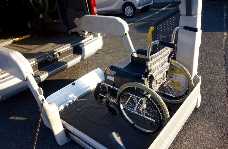 【千葉市稲毛区】車椅子のまま乗車可能。自宅内外の段差もお任せ下さい